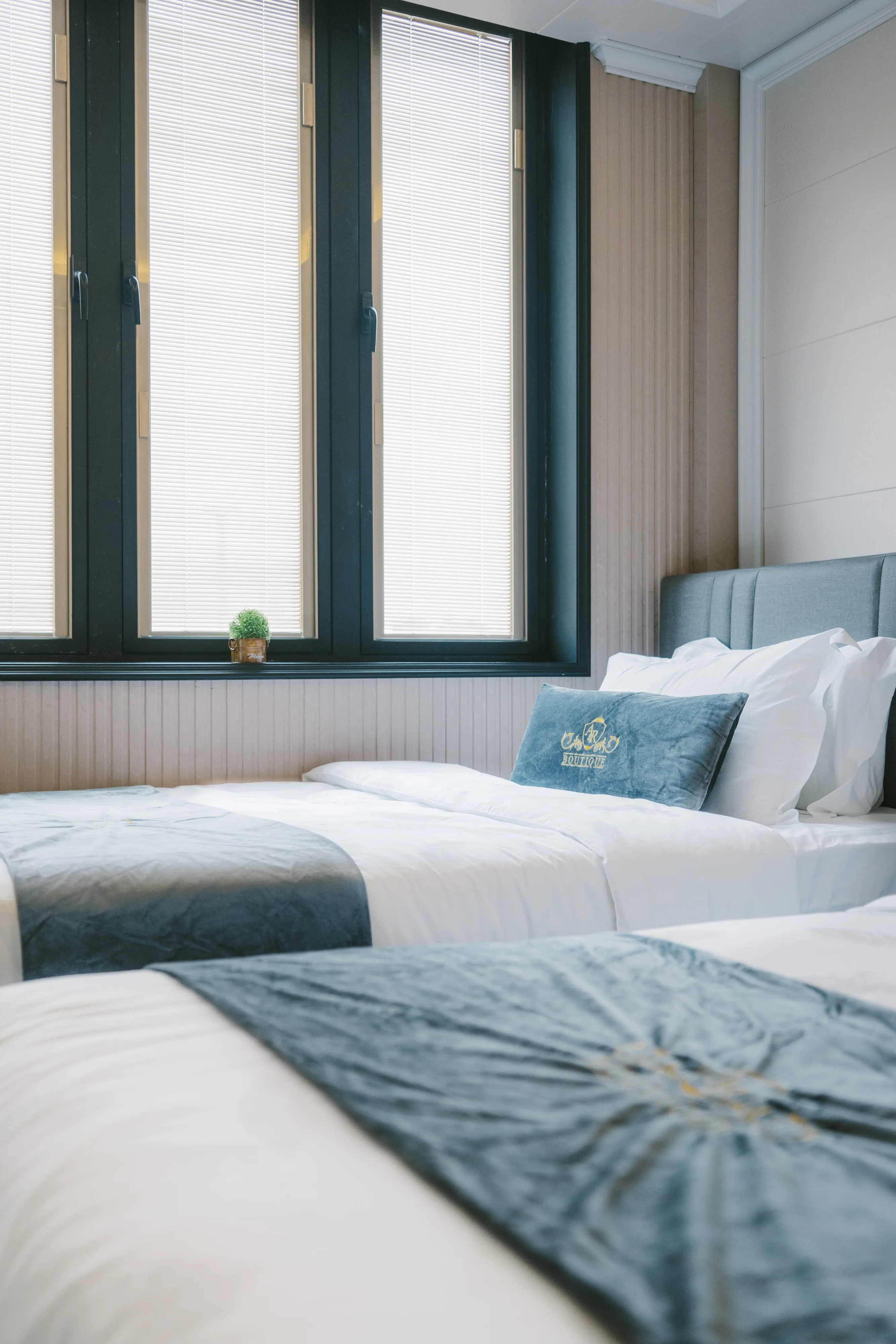 Deluxe Twin room with two beds and A&R Boutique logo cushions by window, Cheras